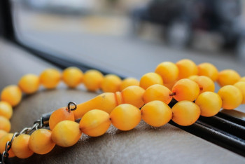 Фотография к новости: Девушка с ДЦП изготавливает украшения пальцами ног в Актау