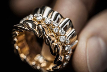 Фотография к новости: Мужчина получил 1,5 года ограничения свободы за контрабанду ювелирных изделий