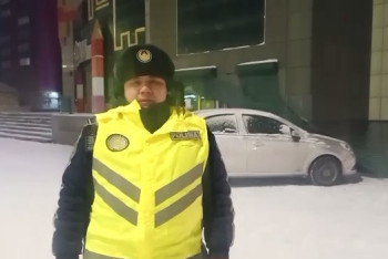 Фотография к новости: Автомобиль наехал на торговый дом в Семее