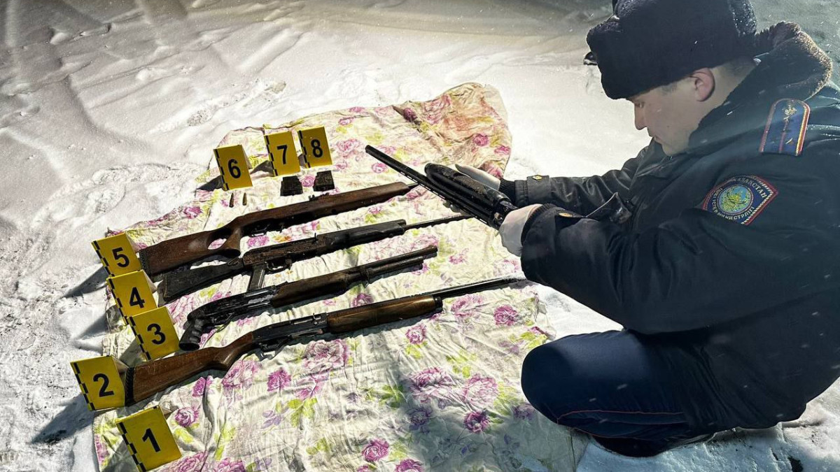 Два мешка с оружием нашли в Алматинской области