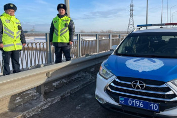 Фотография к новости: Не дал женщине прыгнуть с моста: полицейские ищут смелого костанайца