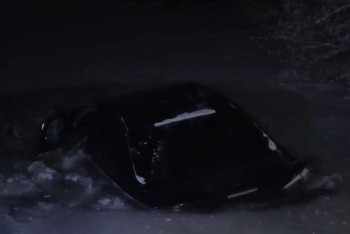 Автомобиль ушёл под лёд Иртыша в Семее