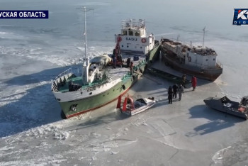 Фотография к новости: Три недели сидит на мели судно с рыбой в Атырау