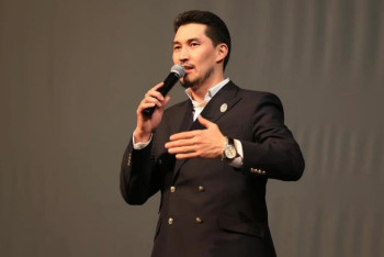 Фотография к новости: "Меняли портрет Ленина на Абая" - актёр Адил Ахметов о Дне независимости 1991 года