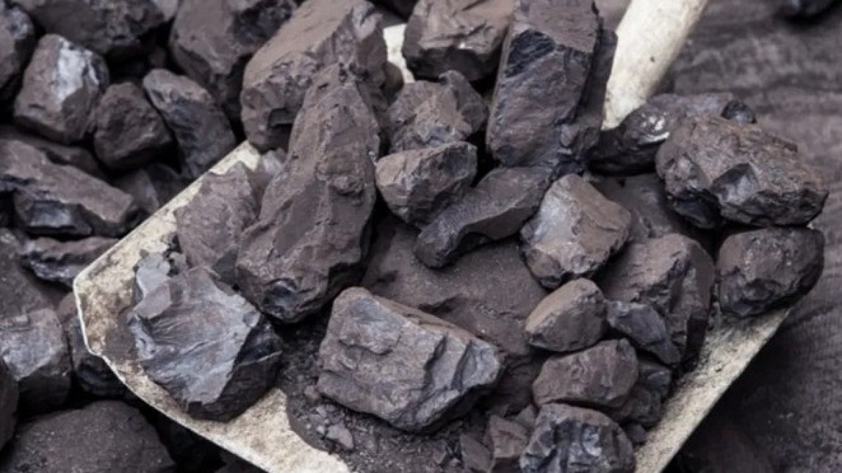 Передают уголь вёдрами: появилось видео с ТЭЦ в Семее