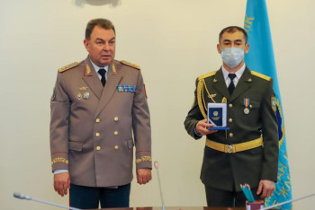 Фотография к новости: Спас девять человек. Пожарному из Алматинской области вручили медаль "Ерлігі үшін"