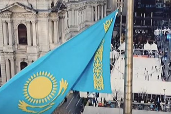 Фотография к новости: Флаг Казахстана в честь Дня независимости подняли в Филадельфии