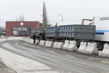 Фотография к новости: Очереди из фур и легковых авто образовались на границе Казахстана и Кыргызстана