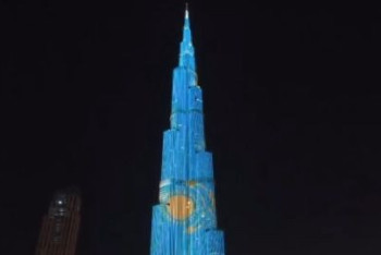 Фотография к новости: Башню Бурдж-Халифа украсил флаг Казахстана