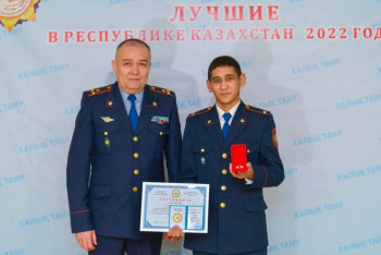 Фотография к новости: Полицейского наградили за спасение двоих тонущих детей в Павлодарской области