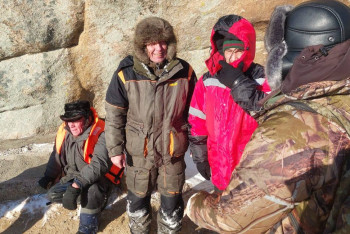 Фотография к новости: Спасатели ВКО вызволили трёх застрявших на льду из-за метели рыбаков