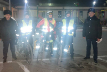 Фотография к новости: Польским туристам на велосипедах помогли казахстанские полицейские