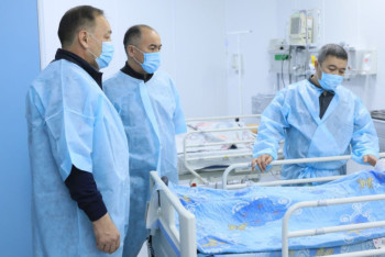 Ералы Тугжанов навестил в больнице пострадавших в ДТП юных волейболистов