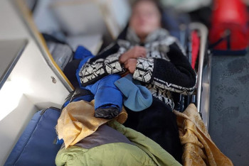 Фотография к новости: Полицейский и фельдшер вынесли женщину из горящего дома в Алматы