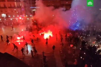 Фотография к новости: Полиция применила газ, чтобы разогнать фанатов на Елисейских полях после финала ЧМ