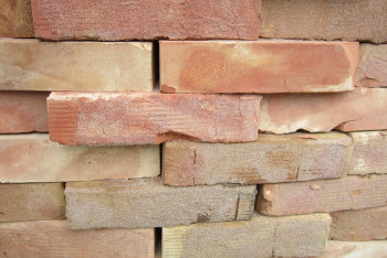 Фотография к новости: Кирпичи в ручной клади пытался перевезти пассажир в аэропорту Астаны