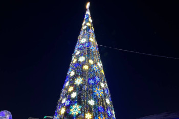 Фотография к новости: Огни на главной ёлке зажгли в Астане. Фоторепортаж