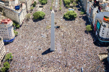 Фотография к новости: Сборную Аргентины по футболу эвакуировали на вертолётах из-за миллионной толпы фанатов