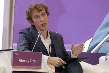 Искусственный интеллект сможет бороться с фейковым контентом — эксперт