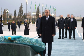 Токаев возложил цветы к монументу Независимости в Ташкенте