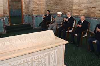 Фотография к новости: Токаев посетил мавзолей Толе би в Ташкенте