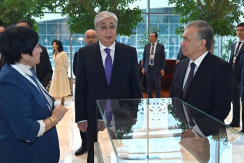 Фотография к новости: Токаев посетил в Ташкенте выставку, посвящённую Абаю