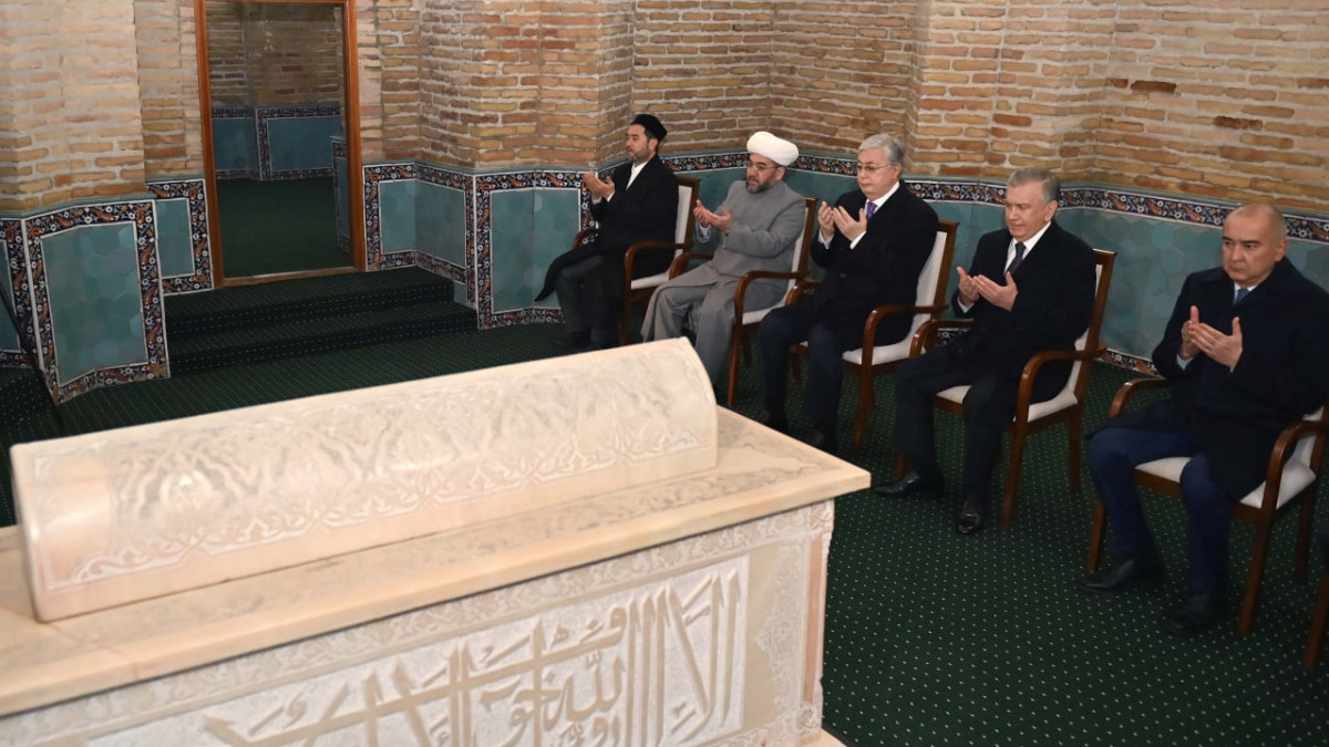 Токаев посетил мавзолей Толе би в Ташкенте