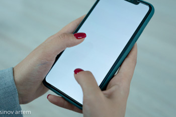 Фотография к новости: "Яндекс" научил "Алису" искать потерянный дома смартфон