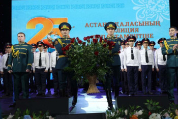 Фотография к новости: Поздравления, медали и ключи от квартир: столичная полиция отметила 25-летие