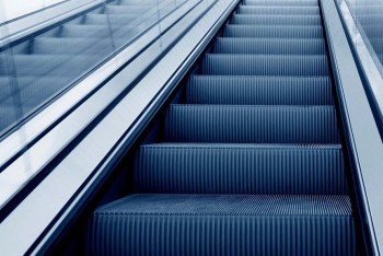 Фотография к новости: Посетительница торгового центра в Уральске застряла ногой в эскалаторе