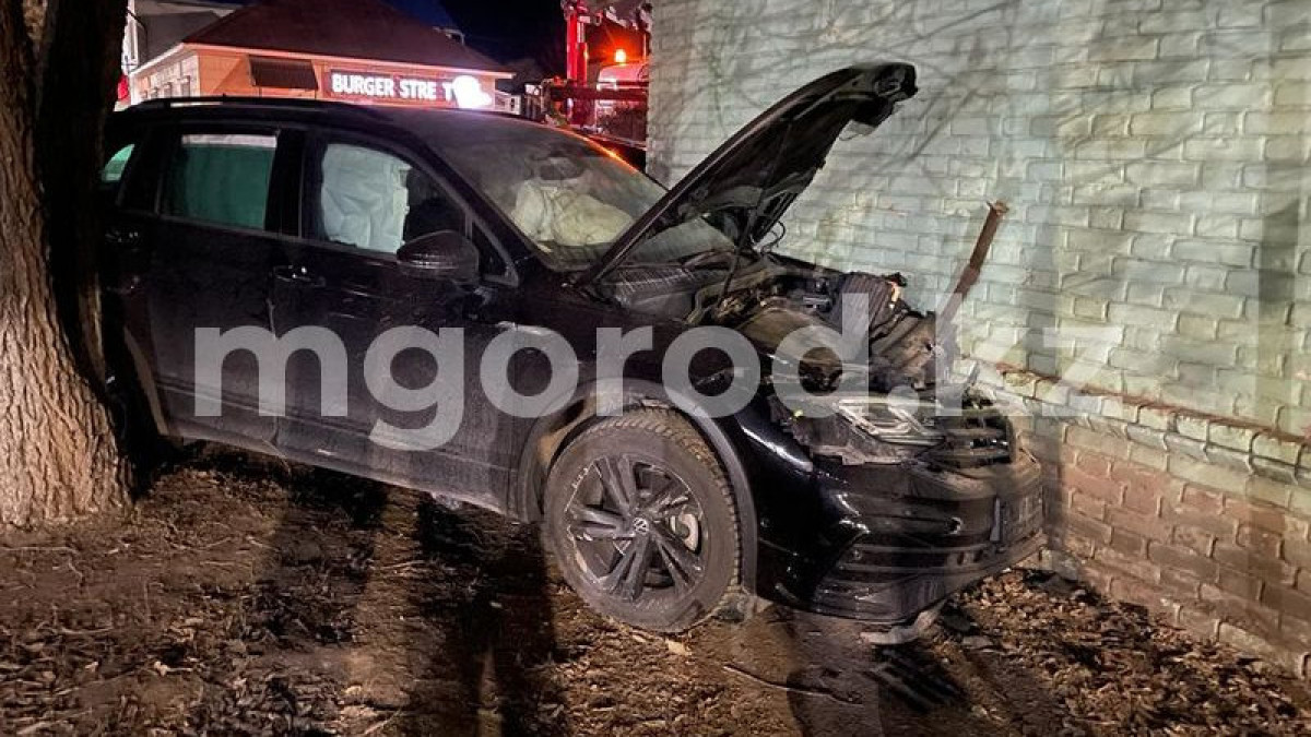 В Уральске иномарка врезалась в жилой дом