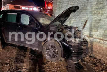 Фотография к новости: В Уральске иномарка врезалась в жилой дом