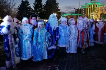 Фотография к новости: Десятки Дедов Морозов и Снегурочек собрались в центре Усть-Каменогорска