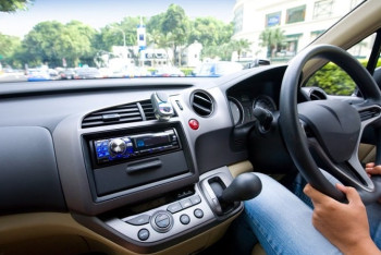 Фотография к новости: Разрешить регистрацию праворульных авто предложили в Сенате