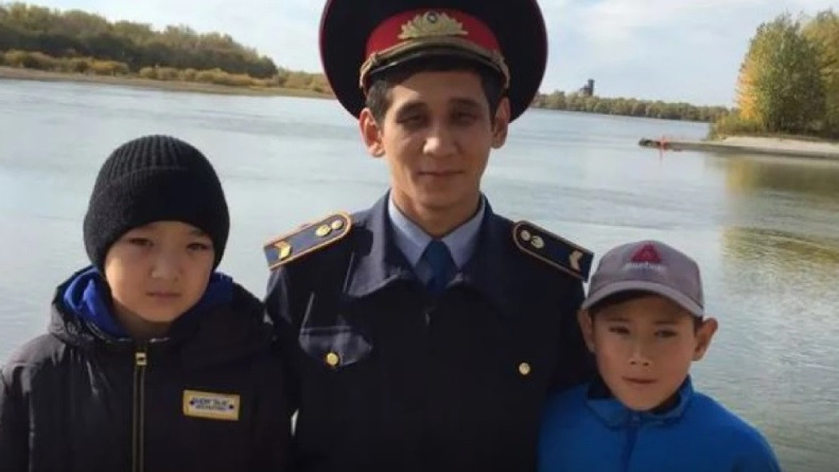 Герой нашего времени: Полицейский получил награду за спасение тонущих детей