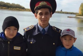 Фотография к новости: Герой нашего времени: Полицейский получил награду за спасение тонущих детей