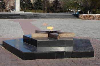 Фотография к новости: Грели ноги у Вечного огня: в Семее трёх подростков наказали за хулиганство