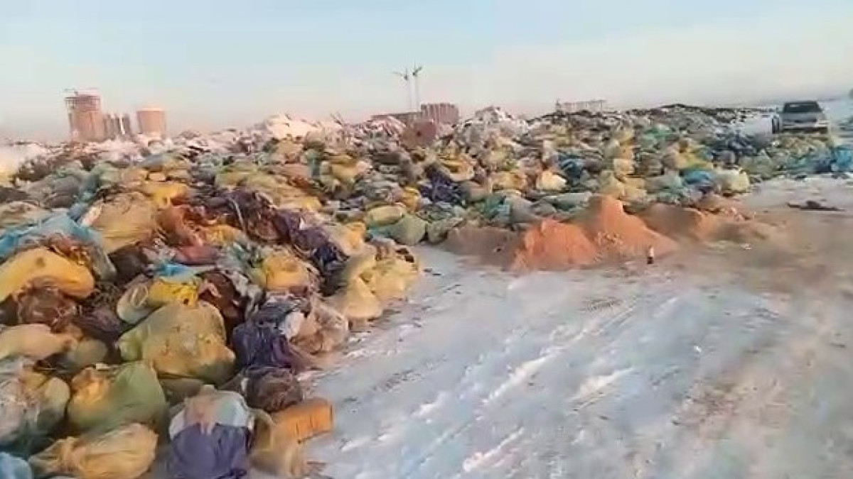 Свалку медотходов обнаружили у вокзала "Нурлы Жол" в Астане