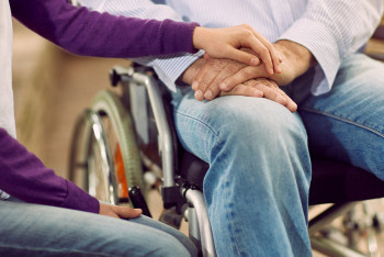 Родственники лиц с инвалидностью будут получать зарплату как соцработники