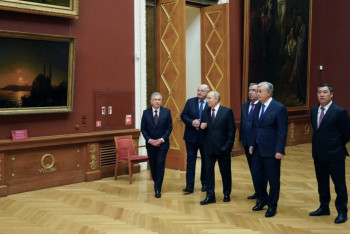 Фотография к новости: Редкие произведения искусства представили Токаеву в Русском музее Санкт-Петербурга