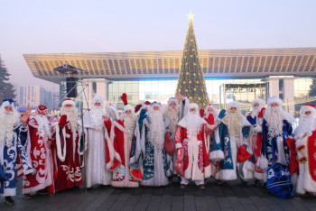 Фотография к новости: Десятки Дедов Морозов устроили флешмоб в Алматы
