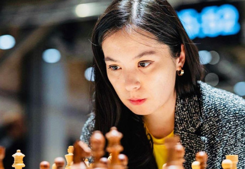 Фотография к новости: Токаев поздравил шахматистку Динару Садуакасову с серебряной медалью на ЧМ