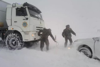 Фотография к новости: 15 суток ареста грозит водителям за выезд на закрытые из-за непогоды трассы в Казахстане