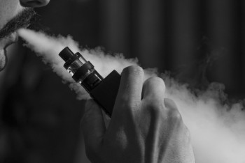 Фотография к новости: ДУМК признало курение электронных сигарет харамом