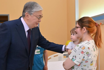 Фотография к новости: Президент посетил Национальный научный центр материнства и детства