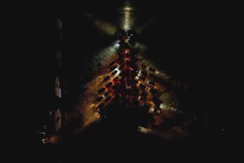 Фотография к новости: Жители Уральска собрали автоёлку из 40 машин