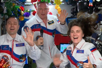 Фотография к новости: Жителей Земли поздравили с Новым годом из космоса