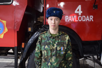 Фотография к новости: Спас четверых из задымленной многоэтажки: в Павлодаре наградили пожарного