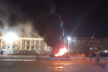 Фотография к новости: Новогодняя ёлка сгорела в Кызылорде