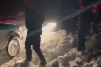 Фотография к новости: Полицейские Жетысу помогают путникам, застрявшим в непогоду на заснеженных дорогах